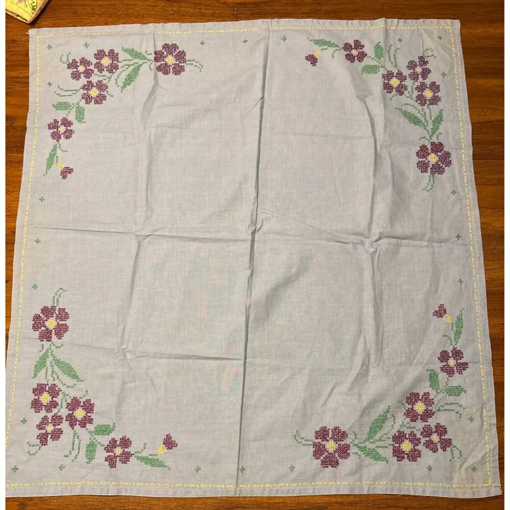 Vintage Embroidered Floral Linen Tablecloth Set 30